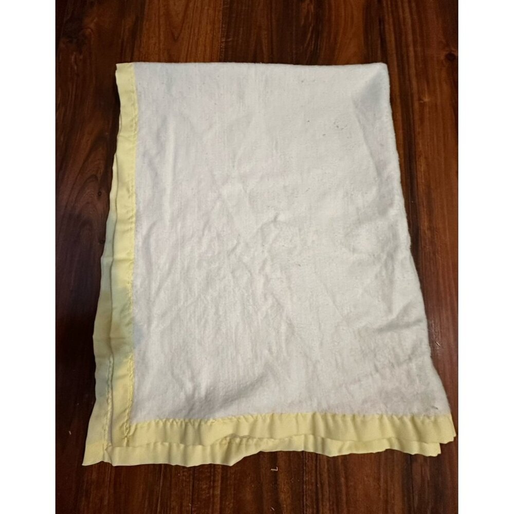 Vtg‎ Chatham Pale Yellow Acrylic Baby Crib Blanket Satin Trim Lovey 30 X 40 USA